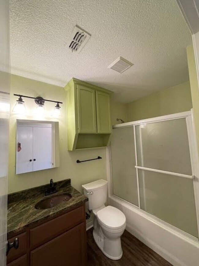 Building Photo - 806 Parkview Cir