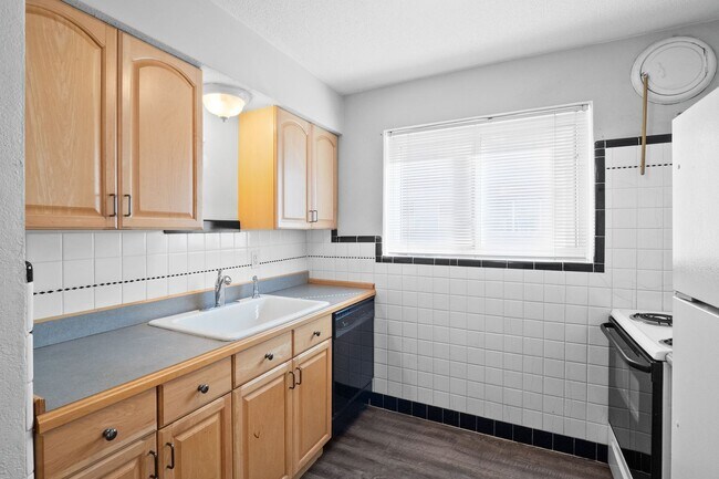 Building Photo - 7112-7114 Jamieson Ave