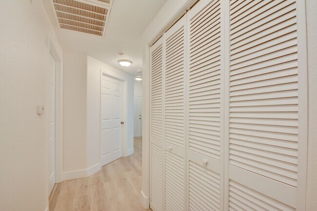 Building Photo - Horizon Hills Condominiums