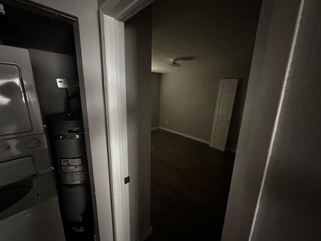 Building Photo - 308 E Weile Ave