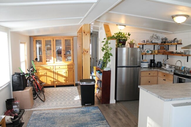 Building Photo - 192 Manchester St