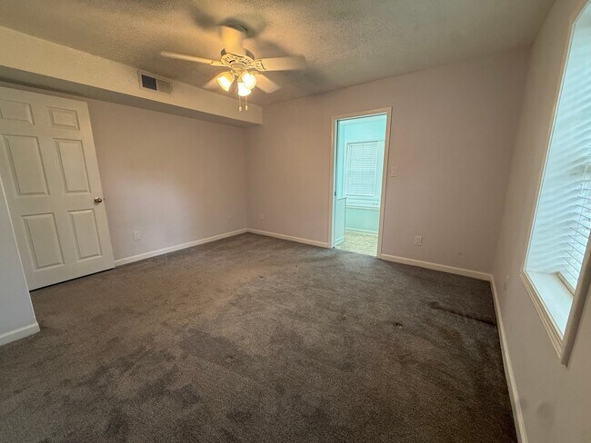 Building Photo - 120 N Pinewood Dr