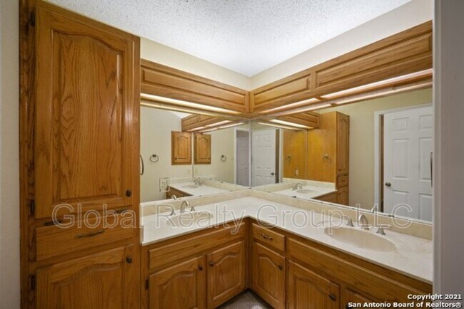 Building Photo - 118 Golden Way