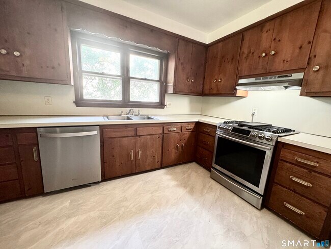Building Photo - 23 Quintard Ave