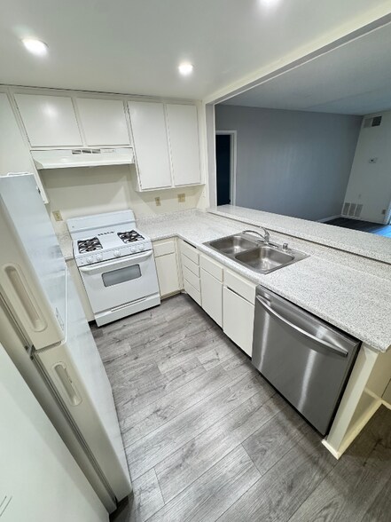 Building Photo - 1133 E Alosta Ave