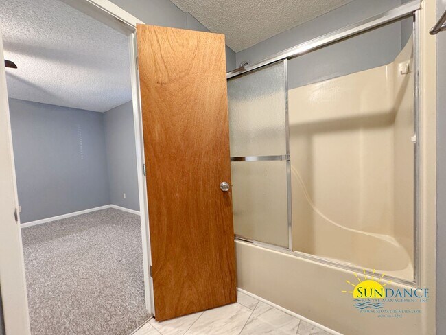 Building Photo - Spacious 3 Bedroom Home in Mary Esther!