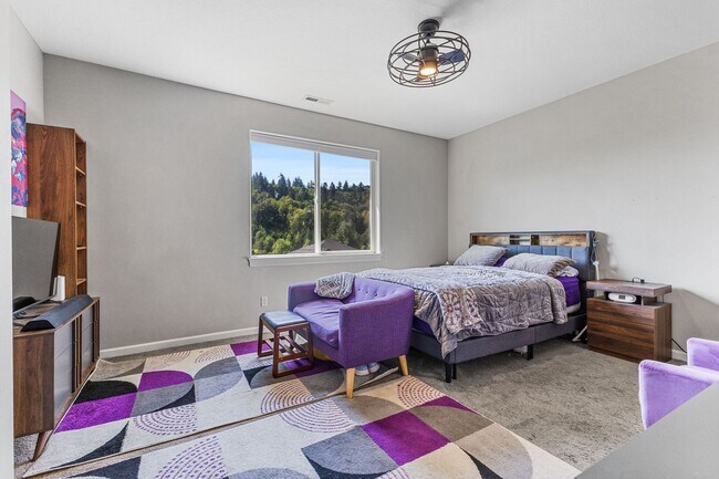 Building Photo - 5-bed, 3-bath Home in Scenic West Salem