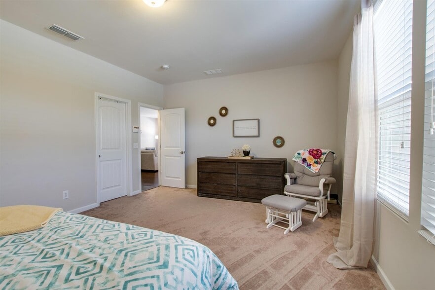 Master bedroom - 1989 Stonewater Dr