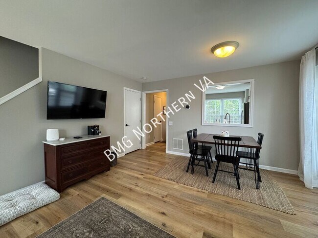 Building Photo - 301 Bridle Crest Square NE