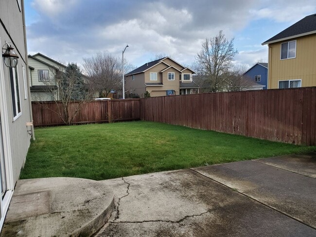 Building Photo - Great 3BD 2.5BA Fisher's Landing! Large Fe...
