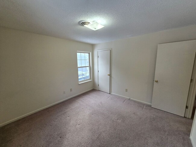 Building Photo - 2 Bedroom duplex - CANNOT APPLY UNTIL YOU ...