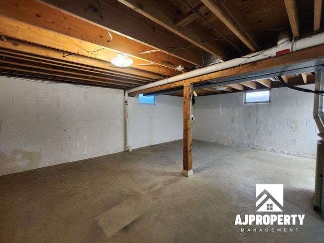 Building Photo - 2 Bedroom 1 Bathroom Near Edison Middle School