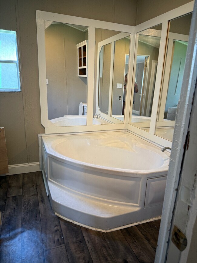 Building Photo - 204 E 1st St