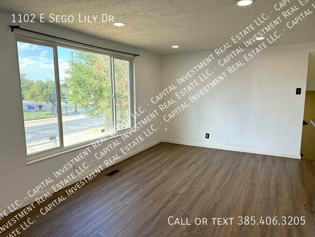 Building Photo - 1102 E Sego Lily Dr