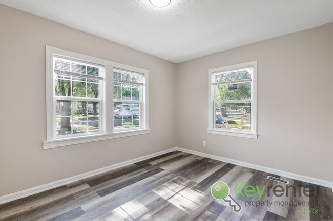 Building Photo - Freshly remodeled 2 bedroom + 2 bonus room...