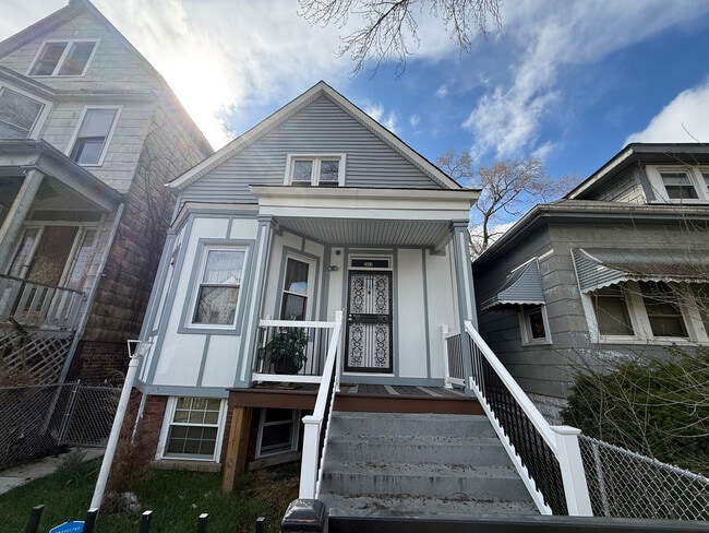 Building Photo - 5942 S Justine St