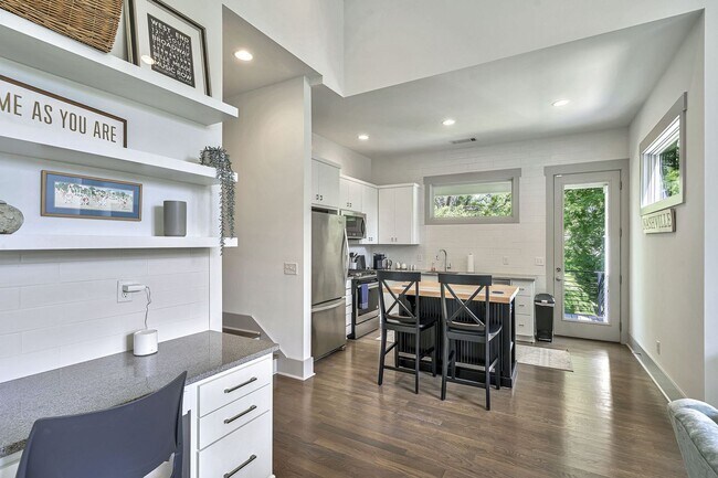 Building Photo - Awesome fully furnished 1BE/1BA in the Wav...