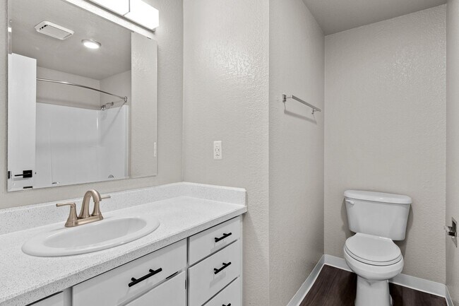 Building Photo - 1100 sq foot 2 bedroom 1.5 bathroom with full size washer/dryer available now!