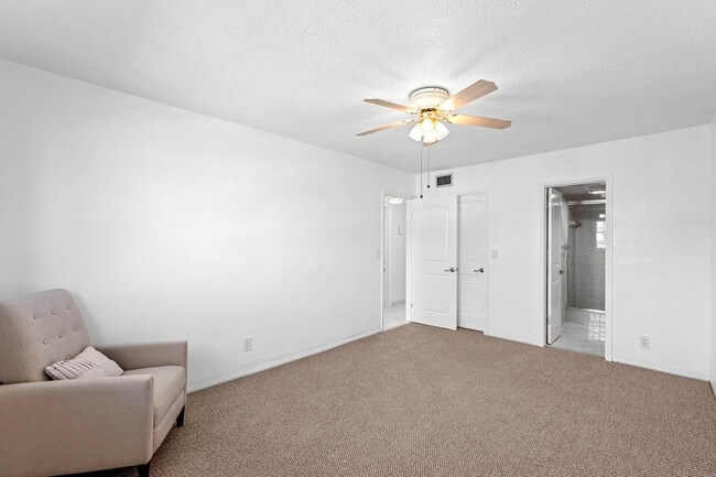 Building Photo - 581 Blue Heron Dr