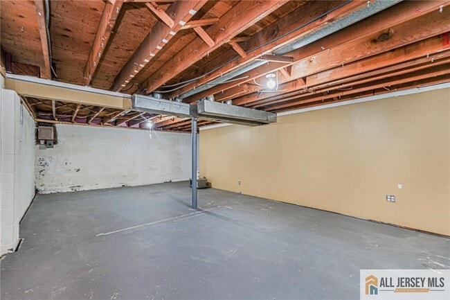 Building Photo - 1036 Apache St