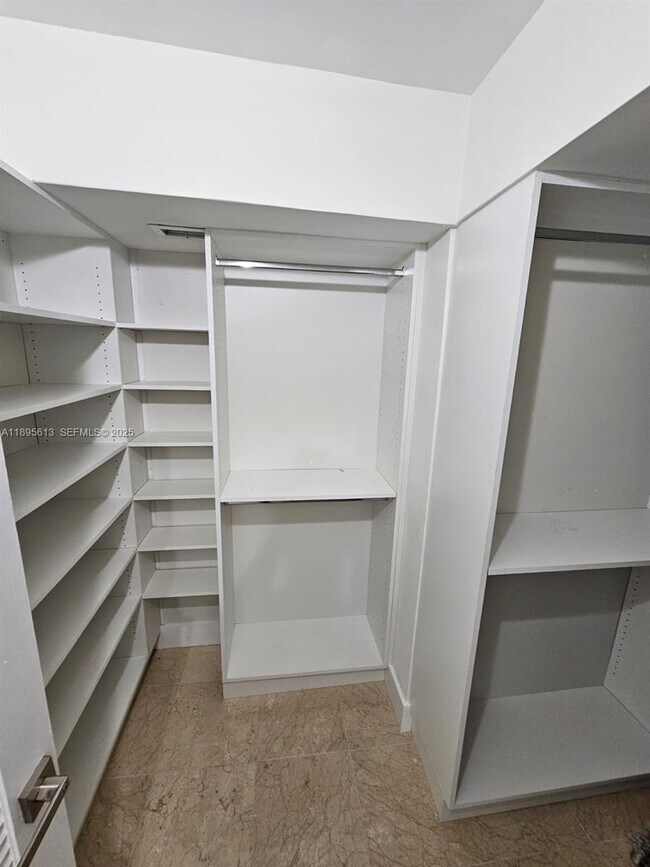 Building Photo - 2905 Point E Dr