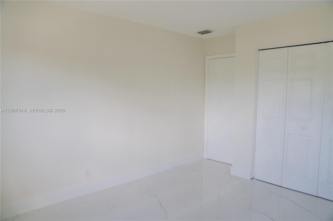 Building Photo - 615 NE 26th St