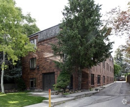 Building Photo - Hauser