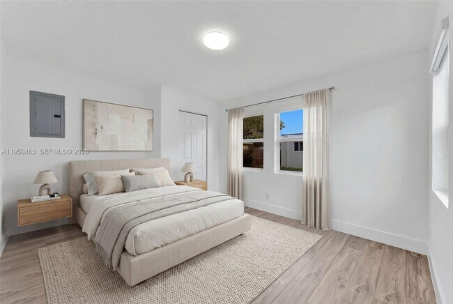 Building Photo - 2434 Coolidge St