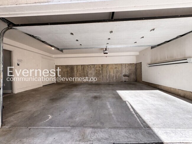 Building Photo - 3 Bed/3 Bath Townhome with Garage / Available Now!