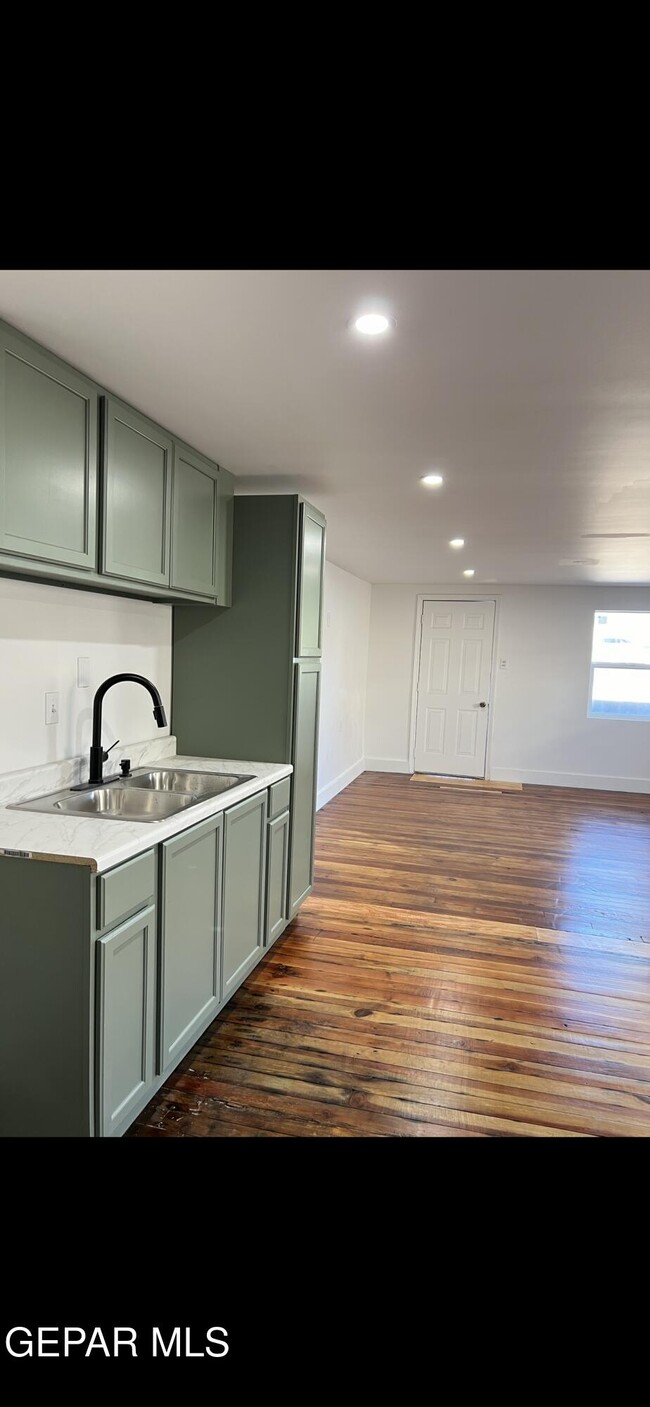 Building Photo - 716 N Glenwood St