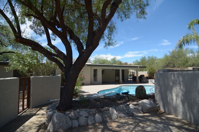 Building Photo - Well Maintained 3 Bedroom 2 Bath Home! Located in a Desirable North Tucson Location! Short Term R...