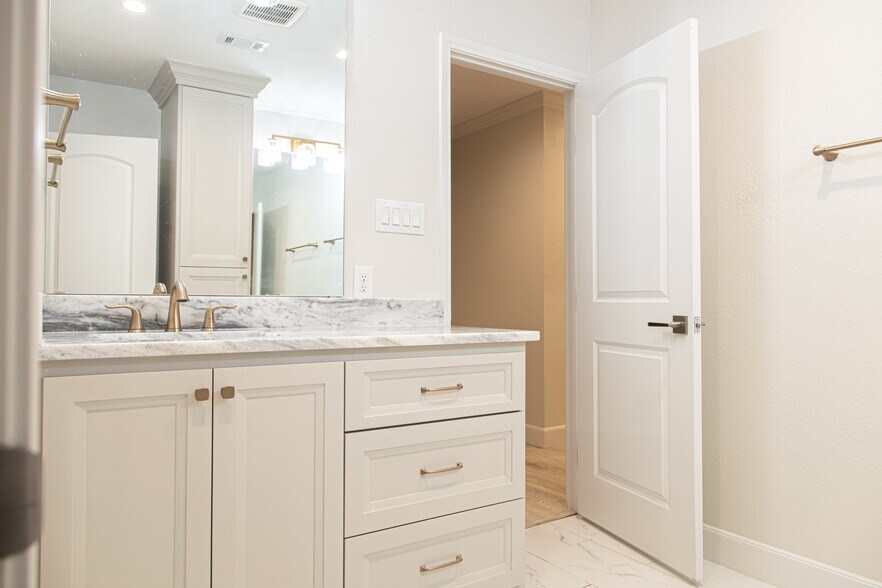 Master bathroom with dual vanity - 3619 Braeswood S Blvd