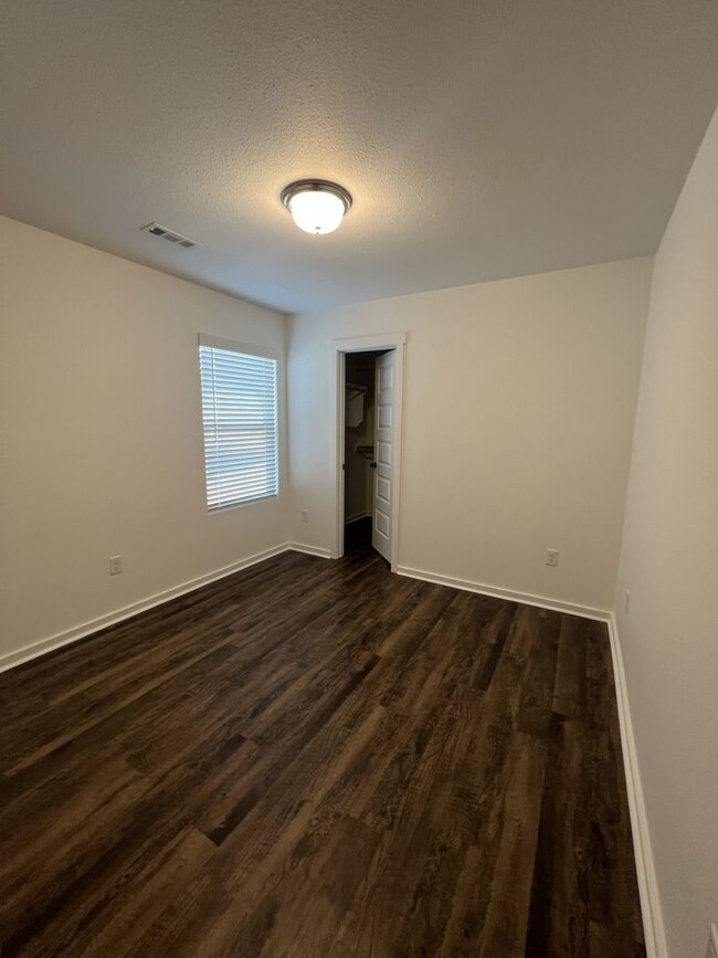 Building Photo - SPECIAL: 6 MONTH LEASE + 500 OFF FIRST MON...