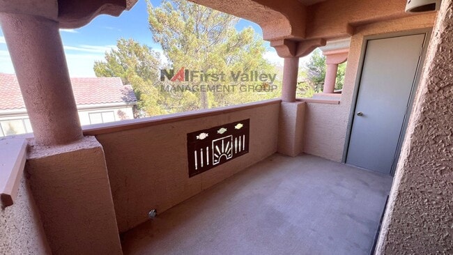 Building Photo - 2 Bedrooms, 2 Baths