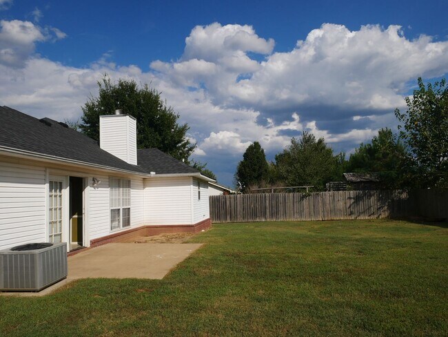 Building Photo - 1401 Osage Dr