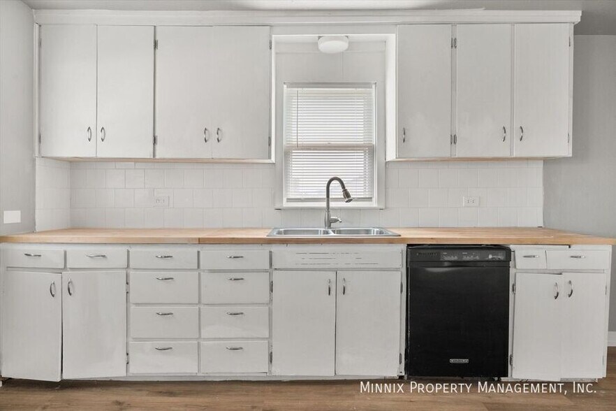 Building Photo - 1302 Ave. E (FS)-1