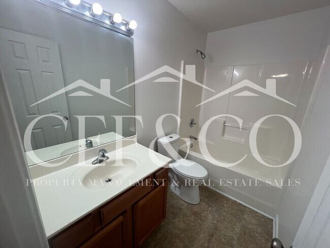 Building Photo - 415 Mt Hood Dr