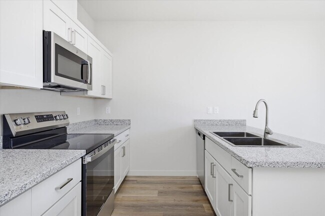 Building Photo - 2028 Sunset Dr