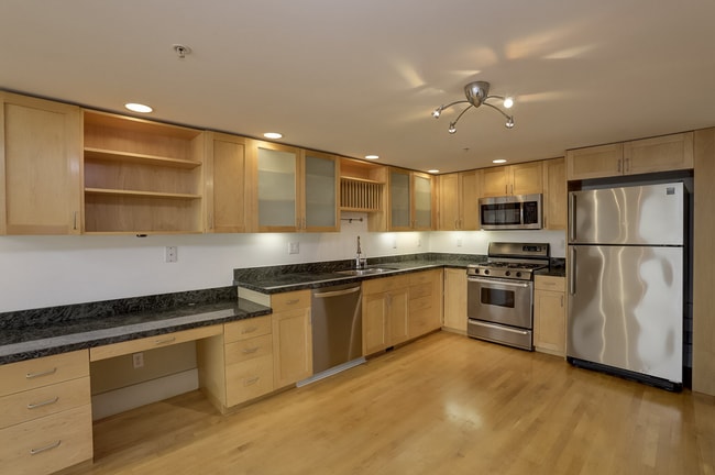 Building Photo - Luxurious Live/Work Loft in great DogPatch...