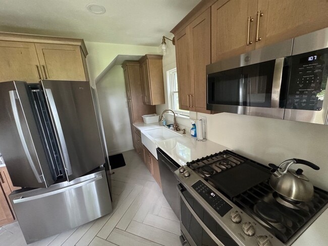 Building Photo - 4 Bedroom Updated Acreage