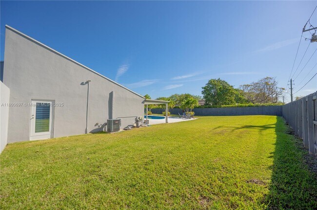 Building Photo - 13561 SW 98th Pl