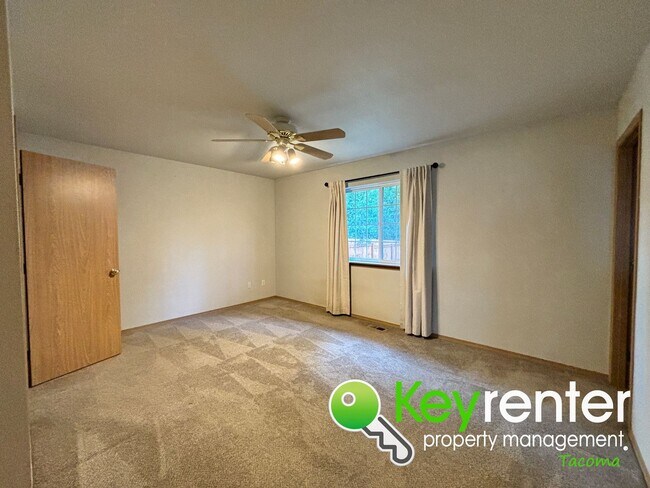 Building Photo - Beautiful 3 Bedroom Tacoma Craftsman Renta...
