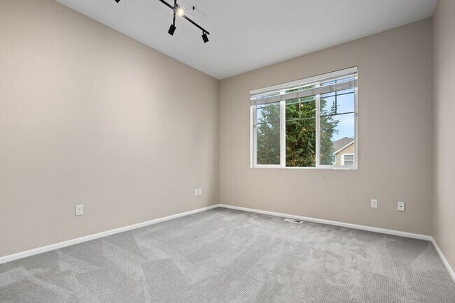 Building Photo - Gorgeous Modern Air Conditioned Home in Ga...