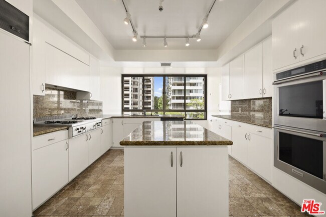 Building Photo - 10430 Wilshire Blvd