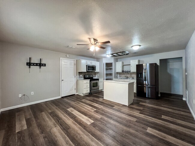 Building Photo - 1825 Lakeview Dr