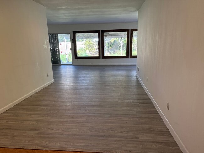 Building Photo - 3 bdr 2 bath Home on Huge lot.