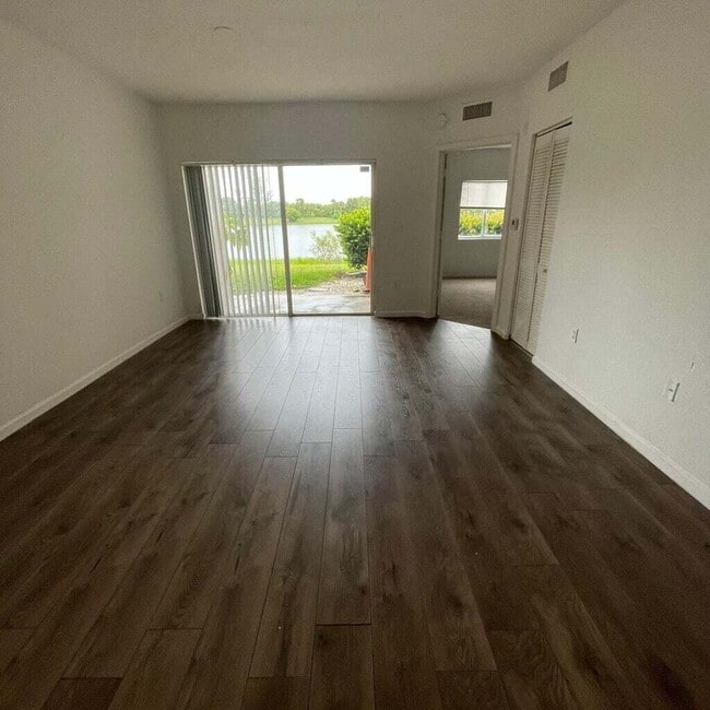 Building Photo - 1157 Golden Lakes Blvd