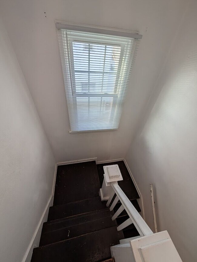 Building Photo - 3-Bedroom, 1-Bathroom Home – $1,250/Month | Accepting Section 8