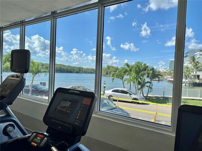 Building Photo - 400 Kings Point Dr