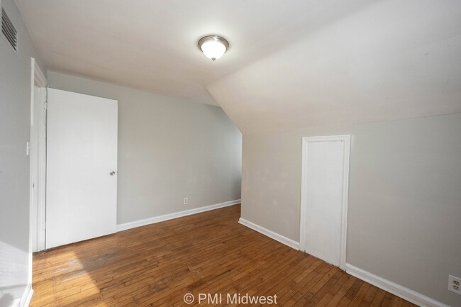 Building Photo - Charming 2 Bedroom Duplex with Spacious La...